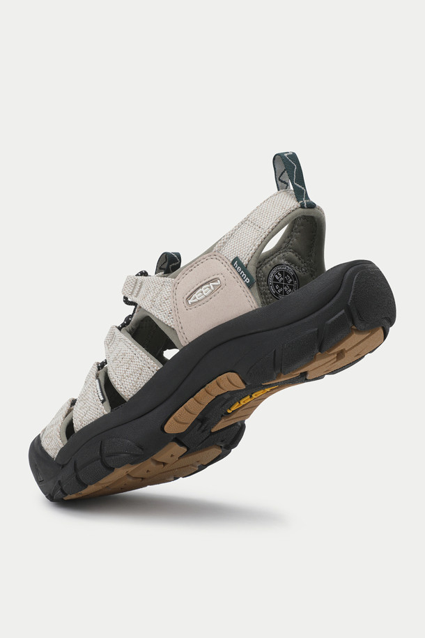 킨 X 그래미치 뉴포트 레트로 남성 샌들은 일상 및 아웃도어 활동에 적합한 여름 신발입니다. 라운드 앞코 디자인에 폴리에스터, 고무, 소가죽을 사용하여 제작되었으며, 통기성이 뛰어난 안감으로 쾌적한 착용감을 제공합니다. LWG 인증을 받은 친환경 천연 소가죽과 ANTI-ODOR 안감으로 냄새를 효과적으로 제거하며, 전방위 접지 강화 고무 밑창과 TOE-CAP 기술이 발을 보호합니다. 여행, 휴가, 산책 시 캐주얼, 고프코어, 미니멀 스타일을 연출하기 좋습니다. 향균 기능과 우수한 접지력으로 편안하고 활동적인 여름을 즐겨보세요.
