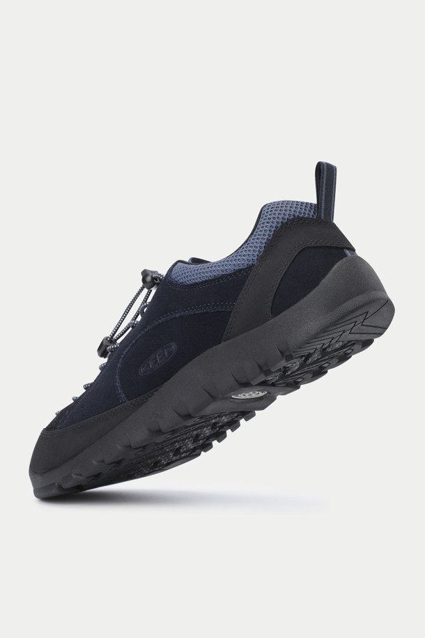 KEEN(킨) 재스퍼 "ROCKS" SP는 네이비, 블랙, 그레이 3가지 색상으로 출시된 남성용 운동화입니다. 클라이밍 및 일상용으로 적합하며, 봄, 여름, 가을 계절에 착용하기 좋습니다. 라운드 앞코에 플랫 굽, 번지레이스 신발 끈으로 편안한 착용감을 제공합니다. 가죽과 패브릭 소재를 사용하여, 산책룩과 출근룩 등 다양한 TPO에 캐주얼, 미니멀, 클래식 스타일로 연출할 수 있습니다. 환경 친화적 가공 가죽, 토 범퍼 디자인, 친환경 탈취 처리, 인체공학적 설계로 소취 기능과 발가락 보호 기능까지 갖춘 실용적인 제품입니다.
