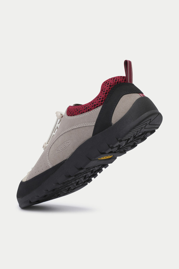 KEEN JASPER "ROCKS" SP는 남성용 신발로, 일상 및 클라이밍 활동에 적합합니다. 그레이, 버건디, 블랙 세 가지 색상으로 출시되었으며, 라운드 앞코에 가죽 소재를 사용하여 고급스러움을 더했습니다. 번지 레이스 형식으로 편안하게 착용 가능하며 로우탑 디자인으로 활동성을 높였습니다. 환경 친화적 가공 가죽, 토 범퍼 디자인, 친환경 탈취 처리, 인체공학적 설계 등 다양한 특징을 갖춘 산책룩, 캐주얼, 미니멀, 클래식 스타일에 어울리는 신발입니다.
