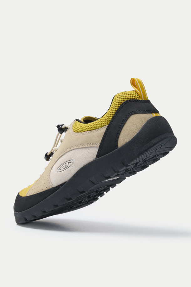 KEEN (킨) 재스퍼 "ROCKS" SP는 베이지, 옐로우, 블랙 3가지 색상으로 출시된 남성용 운동화입니다. 클라이밍 및 일상용으로 적합하며, 봄, 여름, 가을 계절에 착용하기 좋습니다. 라운드 앞코에 플랫 굽, 번지레이스 신발 끈, 로우탑 디자인으로 캐주얼, 미니멀, 클래식 스타일을 연출할 수 있습니다. 환경 친화적 가공 가죽과 패브릭 소재를 사용하여, 토범퍼 디자인과 인체공학적 설계로 발가락 보호 및 소취 기능을 제공합니다. 산책룩, 여행룩에 매치하여 편안하면서도 스타일리시한 룩을 완성해 보세요.
