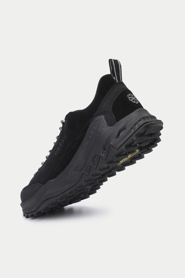 KEEN (킨) 재스퍼 자이오닉은 하이킹과 일상생활 모두에 적합한 남성용 하이킹화입니다. 블랙 컬러의 스웨이드와 가죽 소재로 제작되었으며, 라운드 앞코와 끈으로 여미는 디자인이 특징입니다. 사계절 모두 착용 가능하며, 고프코어, 캐주얼, 미니멀 스타일을 즐기는 분들께 추천합니다. 친환경 소재와 발가락 보호를 위한 토 범퍼 디자인, 인체공학적 설계, 탈취 기능, 그리고 경량 및 소취 기능까지 갖춰 활동성과 편안함을 동시에 제공합니다. 등산룩, 산책룩, 여행룩 등 다양한 TPO에 활용할 수 있습니다.
