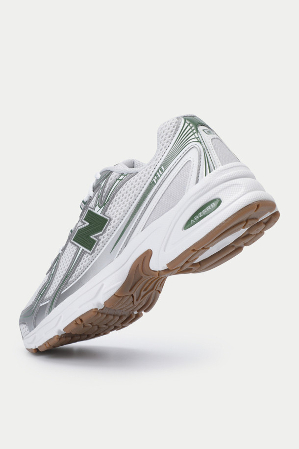 뉴발란스 U740은 봄, 여름, 가을 계절에 러닝과 일상에서 활용하기 좋은 남성 운동화입니다. 화이트와 그레이 컬러의 무지 디자인으로, 라운드 앞코와 끈으로 여미는 로우탑 스타일을 갖췄습니다. 4.5cm 굽높이의 운동화창이 편안한 착용감을 제공하며, ABZORB SBS 쿠셔닝과 충격 흡수 기능으로 활동성을 높였습니다. 투톤 컬러 메쉬와 오버레이 디자인, 반사 디테일이 스포티, 캐주얼, 미니멀한 러닝룩, 산책룩, 동네 마실룩을 연출합니다. 
