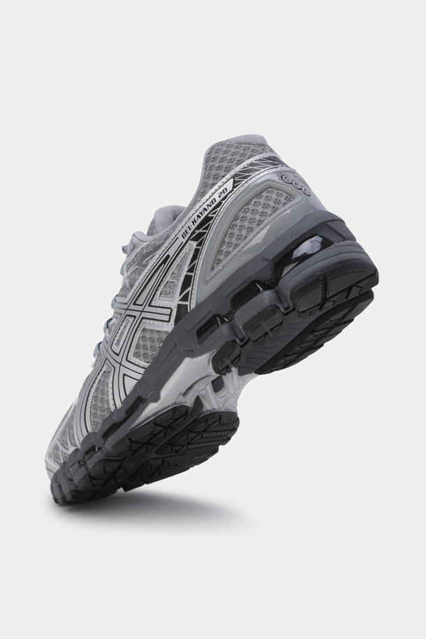 아식스 젤-카야노 20은 남성용 운동화로, 러닝과 일상생활 모두에 적합한 신발입니다. 그레이와 실버 색상의 조화가 세련된 디자인을 연출하며, 라운드 앞코에 합성가죽과 메쉬 소재를 사용하여 편안함과 내구성을 높였습니다. 4.5cm 통굽 디자인과 끈으로 여미는 방식은 안정적인 착용감을 제공하며, 젤 쿠셔닝 시스템과 인체공학적 디자인으로 편안한 착용감을 선사합니다. 러닝화 레전드 모델의 라이프스타일 버전으로, 스포티, 캐주얼, 미니멀 스타일을 즐겨 입는 분들께 추천합니다.
