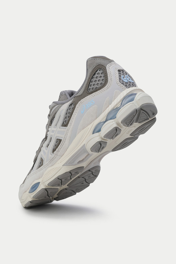 아식스 젤-NYC는 남성용 운동화로, 러닝과 일상생활 모두에 적합합니다. 그레이와 화이트 컬러의 무지 디자인으로, 봄, 여름, 가을 계절에 착용하기 좋습니다. 라운드 앞코에 4cm 굽, 플랫 타입의 굽을 적용했으며, 나일론과 합성가죽 소재를 사용하여 제작되었습니다. 끈으로 묶는 스타일의 로우탑 스니커즈로, 젤 쿠셔닝 시스템과 GEL-CUMULUS 솔을 통해 편안한 착용감을 제공합니다. 올드스쿨 감성을 담은 디자인으로 캐주얼, 스포티, 미니멀 룩에 모두 잘 어울립니다.
