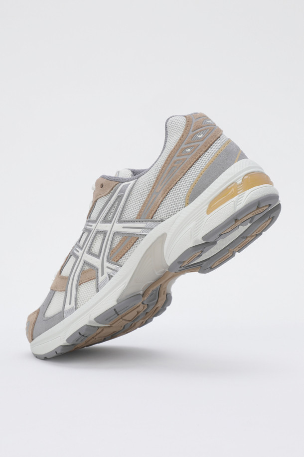 아식스 젤-1130은 남성용 운동화로, 일상 및 러닝에 적합한 디자인입니다. 화이트, 그레이, 베이지 색상으로 출시되었으며, 라운드 앞코와 끈으로 여미는 스타일입니다. 합성가죽과 메쉬 소재를 사용하여 통기성과 내구성을 높였으며, 로고 패턴이 특징입니다. 플랫 굽에 레트로 디자인과 젤 쿠셔닝 기술을 적용하여 편안한 착용감을 제공하며, 스포티하면서도 레트로한 스타일을 연출합니다. 봄, 여름, 가을 계절에 러닝룩, 산책룩, 캐주얼 스타일로 활용하기 좋습니다.
