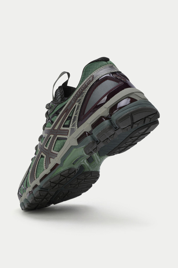 아식스 카야노 20 콜라보 남성 운동화는 그린과 그레이 컬러 조합으로 스포티, 캐주얼, 미니멀 스타일을 연출합니다. 라운드 앞코에 끈으로 여미는 디자인이며, 4cm 굽 높이의 운동화창으로 제작되었습니다. 봄, 여름, 가을 계절에 러닝 및 일상 용도로 적합하며, 젤 쿠셔닝 시스템과 인체공학적 디자인이 편안함을 제공합니다. 카야노 20주년 기념 모델로, 로고 패턴과 합성소재를 사용하여 내구성을 높였습니다. 러닝룩과 산책룩에 매치하여 스타일리시하게 연출할 수 있습니다.
