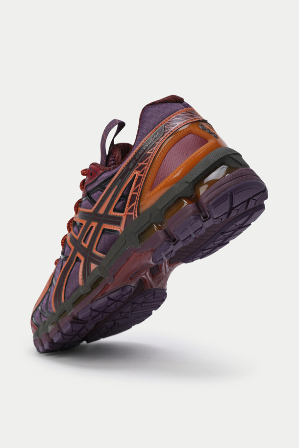 아식스 카야노 20 콜라보 남성 런닝화는 버건디, 오렌지, 네이비 3가지 색상으로 출시되었습니다. 4cm 굽 높이의 플랫 형태이며, 라운드 앞코 디자인으로 제작되었습니다. 합성가죽 소재를 사용하여 내구성을 높였고, GEL 쿠셔닝 시스템으로 편안한 착용감을 제공합니다. 카야노 20주년 기념 모델로, 끈으로 여미는 스타일이며, 스포티, 캐주얼, 미니멀한 러닝룩 연출에 적합합니다.
