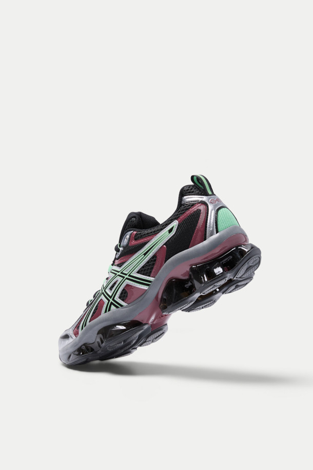 아식스 젤-퀀텀 키네틱은 남성용으로 출시된 프리미엄 스포츠 스타일 스니커즈입니다. 블랙, 그레이, 핑크, 민트 등 다채로운 색상으로 러닝과 일상생활 어디에서든 스타일리시하게 착용할 수 있습니다. 라운드 앞코 디자인에 끈으로 여미는 방식으로 편안한 착용감을 제공하며, 로고 패턴이 은은하게 포인트를 더합니다. 젤 쿠셔닝과 INJECTION M8i 미드솔을 통해 뛰어난 쿠셔닝과 안정성을 경험할 수 있으며, 사계절 내내 다양한 러닝룩을 연출할 수 있습니다.
