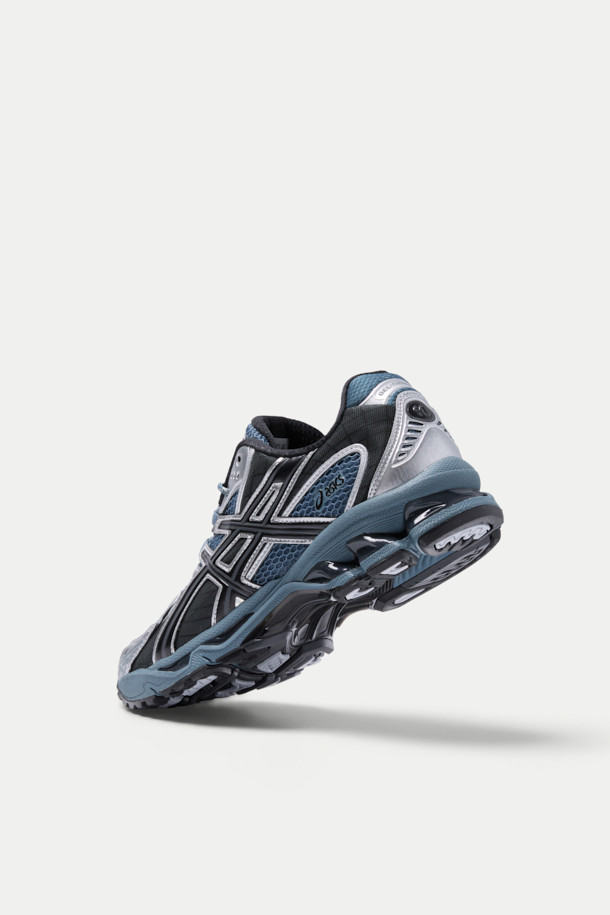 아식스 젤-님버스 10.1 남성 런닝화는 블루, 블랙, 화이트 색상으로 출시되어 러닝룩, 스포티, 캐주얼, 미니멀 스타일을 연출하기에 좋습니다. 라운드 앞코에 끈으로 여미는 디자인이며, 메쉬 소재를 사용하여 통기성을 높이고 경량성을 확보했습니다. 인조가죽, 합성섬유, 고무를 주요 소재로 사용했으며, EVA 미드솔과 비대칭 갑피 디자인으로 편안한 착용감을 제공합니다. 로고 패턴이 돋보이며 사계절 모두 활용 가능한 런닝화입니다.
