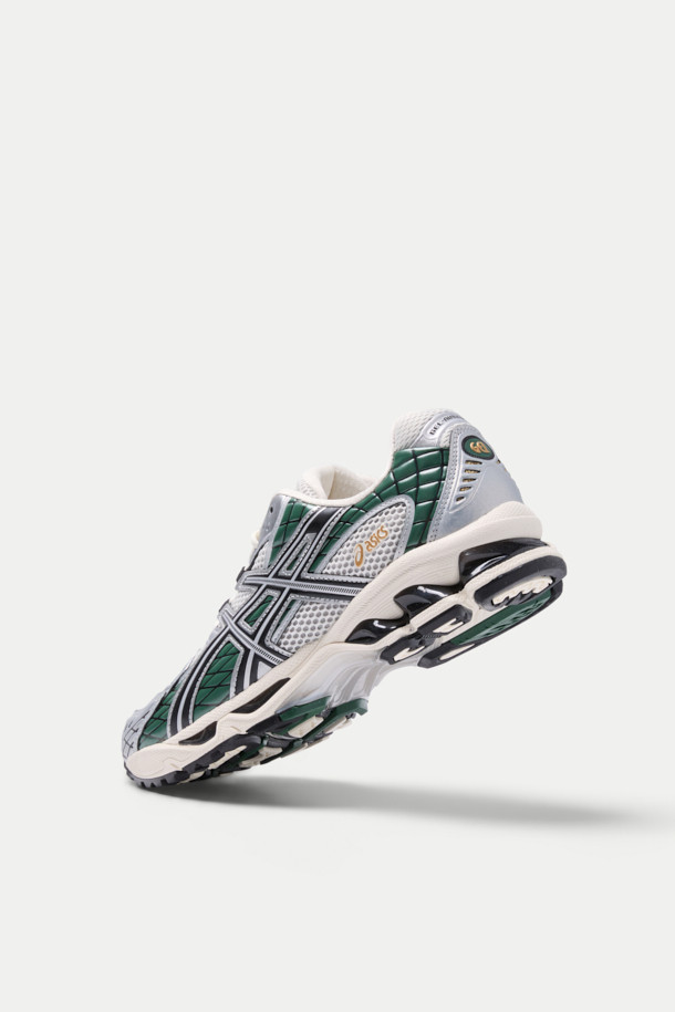 아식스 젤-님버스 10.1은 남성용 러닝화로, 화이트와 그린 컬러 조합이 특징입니다. 라운드 앞코에 끈으로 여미는 스타일이며, 오픈 메쉬 디자인과 비대칭적인 갑피 디자인이 돋보입니다. 쿠셔닝과 통기성이 뛰어나 러닝 및 일상생활에서 편안함을 제공하며, 2000년대 후반 미학을 재해석한 디자인이 스포티, 캐주얼, 미니멀 스타일을 완성합니다. 인조가죽, 합성섬유, 고무, EVA 등 다양한 소재를 사용하여 굽 높이는 중간이며, 러닝화 굽 타입으로 제작되었습니다.
