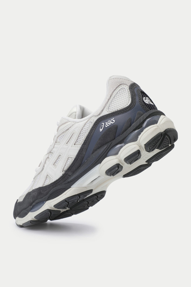 아식스 젤-NYC는 남성용 운동화로, 러닝과 일상생활 모두에 적합합니다. 화이트와 네이비 컬러로 출시되었으며, 라운드 앞코와 4cm 통굽 디자인이 특징입니다. 인조가죽, 합성섬유, 고무 등의 소재로 제작되었으며, 끈으로 간편하게 착용할 수 있습니다. 젤 쿠셔닝 시스템과 LIGHT SPEVA+N-SOLYTE 미드솔, GEL-CUMULUS 솔을 적용하여 편안한 착화감을 제공하며, 올드스쿨 감성의 디자인으로 캐주얼, 스포티, 미니멀 스타일을 연출할 수 있습니다.
