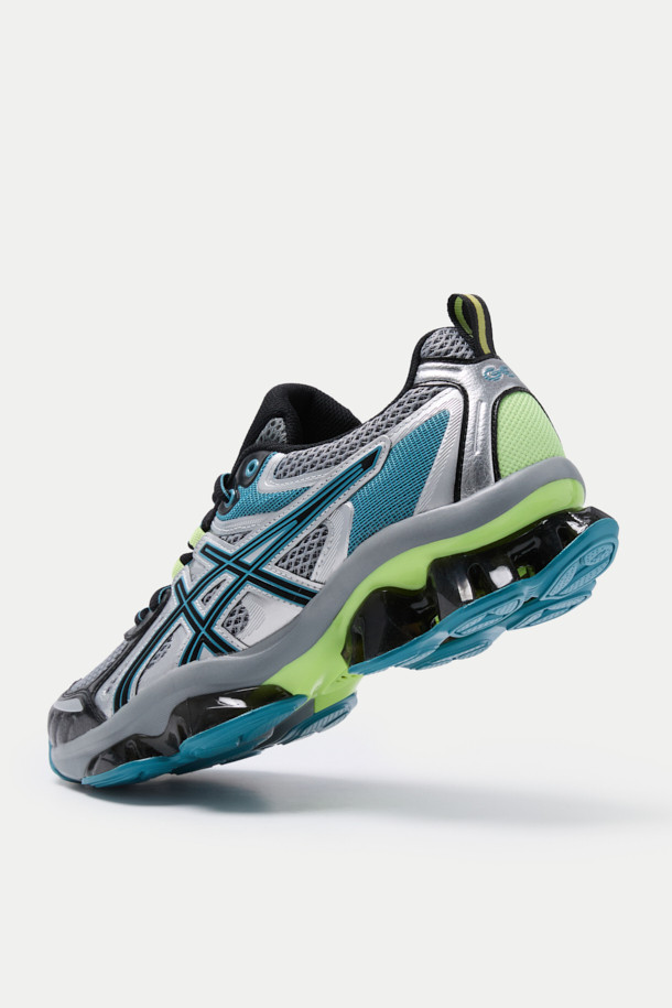 아식스 젤-퀀텀 키네틱은 남성용 운동화로, 러닝과 일상생활 모두에 적합한 디자인입니다. 블랙, 그레이, 블루, 그린 등 다양한 컬러 옵션으로 제공되며, 라운드 앞코에 끈으로 여미는 스타일입니다. 인조가죽, 합성섬유, 고무를 주요 소재로 사용하여 내구성과 편안함을 동시에 잡았습니다. 젤 쿠셔닝 기술과 INJECTION M8i 미드솔을 통해 향상된 착화감을 제공하며, 스포티, 캐주얼, 미니멀 스타일을 모두 소화할 수 있습니다.
