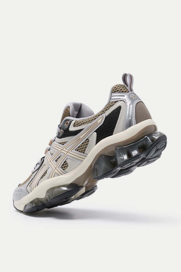 **아식스 젤-퀀텀 키네틱**은 남성을 위한 운동화로, 러닝과 일상생활 모두에 적합합니다. 그레이, 베이지 컬러에 라운드 앞코 디자인으로, 미니멀, 캐주얼, 스포티한 스타일을 연출하기 좋습니다. 인조가죽, 합성섬유, 고무를 주요 소재로 사용했으며, 끈을 묶어 착용하는 스타일입니다. 젤 쿠셔닝, 경량, 통기성 기능을 갖춰 편안한 착용감을 제공하며, 봄, 여름, 가을 계절에 활용하기 좋습니다. 
