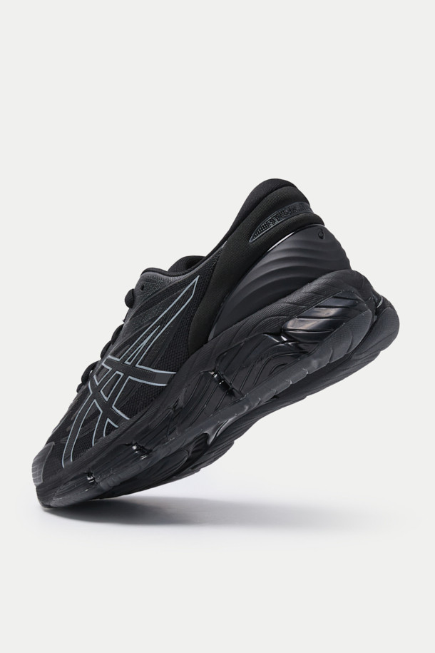 아식스 젤-퀀텀 360 VIII (ASICS GEL-QUANTUM 360 VIII)는 남성용 신발로, 러닝과 일상생활 모두에 적합합니다. 블랙 컬러의 라운드 앞코 디자인에 인조가죽, 합성섬유, 고무를 주요 소재로 사용했으며, 플랫 굽에 끈으로 여미는 스타일입니다. TRUSSTIC 기술, 안정감 강화, 역동적 디자인, ASR-HX 아웃솔, N-SOLYTE 미드솔 등의 특징을 갖추어 스포티, 미니멀, 캐주얼 룩에 잘 어울립니다. 사계절 모두 착용 가능하며, 로우탑 디자인으로 편안함을 더했습니다.
