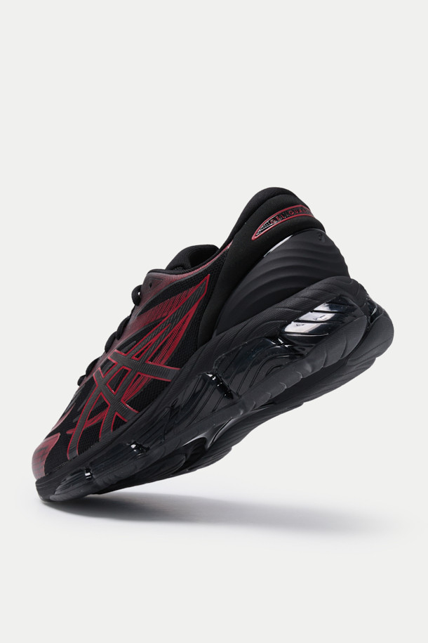 아식스 젤-퀀텀 360 VIII 남성용 신발입니다. 블랙과 레드의 세련된 컬러 조합으로 러닝 및 일상 착용에 적합하며, 사계절 내내 활용하기 좋습니다. 끈으로 조절하는 라운드 앞코 디자인, 로고 패턴으로 포인트를 주었으며, 인조가죽, 합성섬유, 고무를 주요 소재로 사용하여 내구성과 편안함을 높였습니다. 플랫 굽에 중간 굽 높이로 설계되었으며, TRUSSTIC 기술, 안정감, 역동적인 디자인, ASR-HX 아웃솔, N-SOLYTE 미드솔을 적용하여 활동성을 극대화했습니다. 스포티, 캐주얼, 미니멀 스타일을 모두 소화할 수 있는 아이템입니다.
