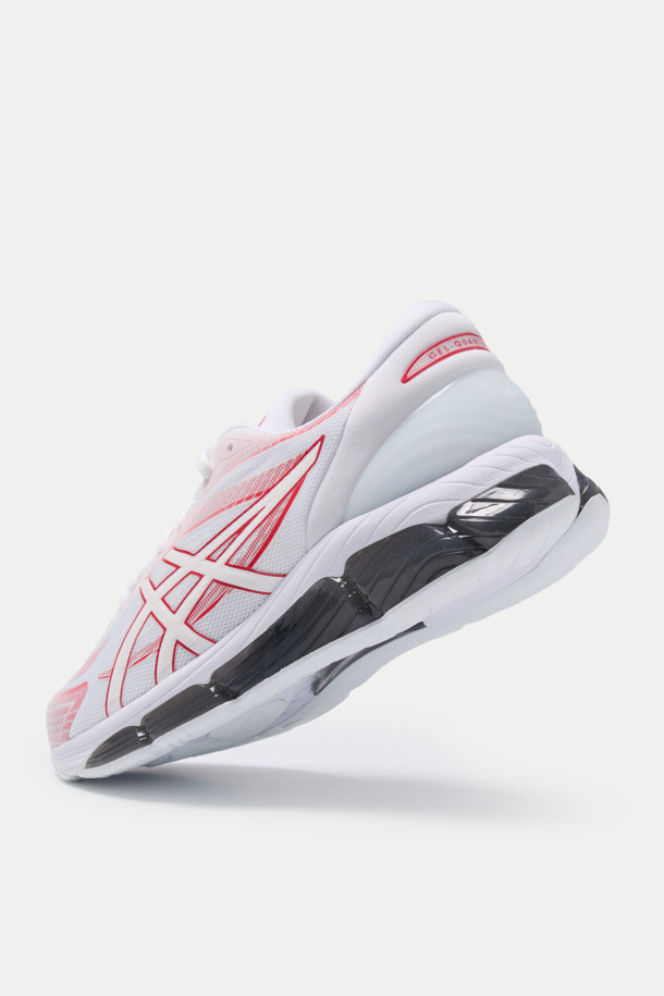 아식스 젤-퀀텀 360 VIII (ASICS GEL-QUANTUM 360 VIII) 남성용 러닝화입니다. 화이트와 핑크 색상으로 출시되어 러닝룩과 피트니스룩은 물론, 미니멀하고 스포티한 캐주얼 스타일에도 잘 어울립니다. 라운드 앞코에 끈으로 여미는 디자인이며, 인조가죽, 합성섬유, 고무 등 다양한 소재로 제작되었습니다. 중간 굽 높이에 운동화 굽 타입이며, TRUSSTIC 기술, 안정감 강화, ASR-HX 아웃솔, N-SOLYTE 미드솔이 적용되어 편안한 착화감을 제공합니다. 로고 패턴으로 디자인되었습니다.
