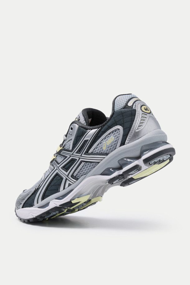 아식스 젤-님버스 10.1 남성 러닝화는 스포티, 미니멀, 레트로 스타일을 결합한 디자인입니다. 화이트, 블랙, 실버 컬러로 출시되었으며, 사계절 착용 가능합니다. 라운드 앞코에 인조가죽, 합성섬유, 고무, EVA 소재를 사용하여 제작되었으며, 중간 굽 높이에 러닝화 굽 타입입니다. 쿠셔닝과 통기성이 뛰어나며, 오픈 메쉬 디자인과 비대칭 갑피 디자인으로 기능성을 높였습니다. 2000년대 후반 미학을 재해석한 로고 패턴이 특징이며, 끈으로 간편하게 조절 가능합니다.
