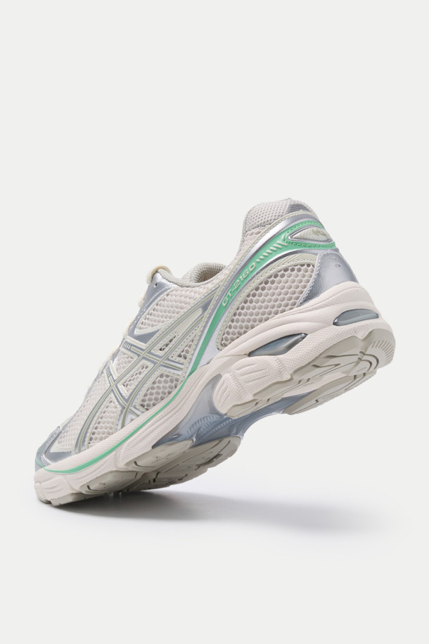 아식스 GT-2160은 남성용 운동화로, 러닝과 일상생활 모두에 적합한 디자인입니다. 화이트, 그레이, 민트 세 가지 색상으로 출시되어 다양한 스타일 연출이 가능하며, 라운드 앞코 디자인으로 편안한 착용감을 제공합니다. 인조가죽, 합성섬유, 고무, EVA 소재를 사용하여 내구성과 쿠셔닝을 동시에 갖췄으며, 끈으로 조절하는 방식입니다. 캐주얼, 미니멀, 스포티한 러닝룩에 잘 어울리는 사계절용 신발입니다.
