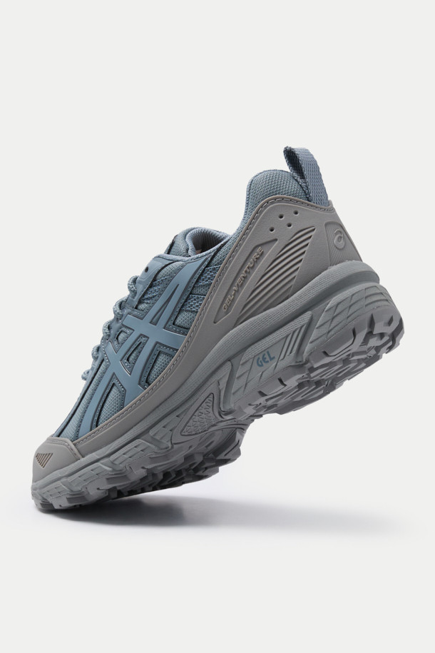 ASICS 젤-벤처 6 쉴드 남성용 신발은 트레일러닝과 일상생활 모두에 적합한 다목적 모델입니다. 그레이와 블루 두 가지 색상으로 출시되었으며, 라운드 앞코 디자인과 끈으로 여미는 스타일을 갖췄습니다. PU, 메쉬, 고무, EVA 등 다양한 소재를 사용하여 제작되었으며, 플랫 굽과 로우탑 디자인으로 편안한 착용감을 제공합니다. 캐주얼, 스포티, 미니멀 스타일을 선호하는 남성분들께 적합하며, 기능성을 강조한 디자인으로 러닝룩과 산책룩 연출에 용이합니다.
