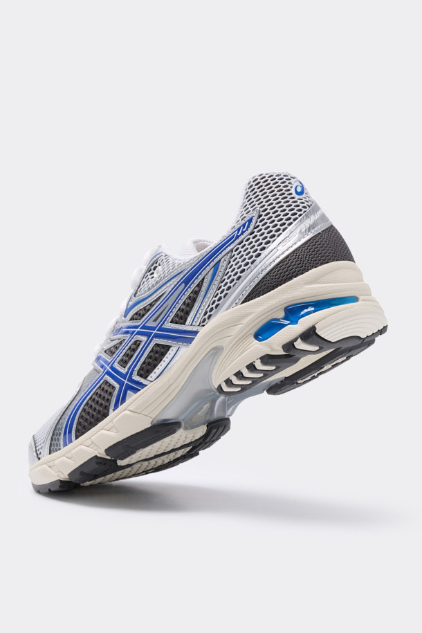 ASICS 젤 DS 트레이너 14는 남성 러닝을 위한 운동화입니다. 그레이와 블루 컬러의 조화가 돋보이며, 사계절 모두 착용 가능합니다. 라운드 앞코에 인조가죽, 합성섬유, 고무, EVA 소재를 사용하여 편안함과 내구성을 높였습니다. 쿠셔닝과 통기 기능으로 쾌적한 러닝을 지원하며, 스포티하고 미니멀한 러닝룩을 연출합니다. 끈으로 여미는 로우탑 디자인에 경량성을 더해 활동성을 극대화했습니다.
