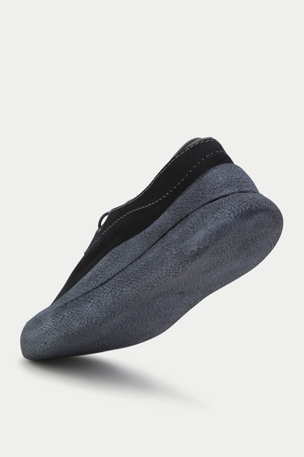 **COMMUNS 시그니처 슈즈**

COMMUNS 시그니처 슈즈는 티베트 전통 슈즈에서 영감을 받아 디자인된 남성용 하이탑 스니커즈입니다. 블랙 컬러에 무지 패턴으로 미니멀하고 시크한 스타일을 연출하며, 빈티지 가공 처리가 돋보이는 제품입니다. 밑창은 과장된 디자인으로 포인트를 주었으며, 레이스업 잠금장치로 편안하게 착용할 수 있습니다. 고무 소재의 플랫 굽으로 제작되어 편안한 착용감을 제공하며, 지퍼 여밈의 양말 구조로 독특함을 더했습니다. 일상, 여행, 산책 등 다양한 TPO에 캐주얼, 미니멀, 스트리트 스타일을 연출하기 좋습니다. 신발 안창에는 브랜드 로고가 각인되어 있습니다.