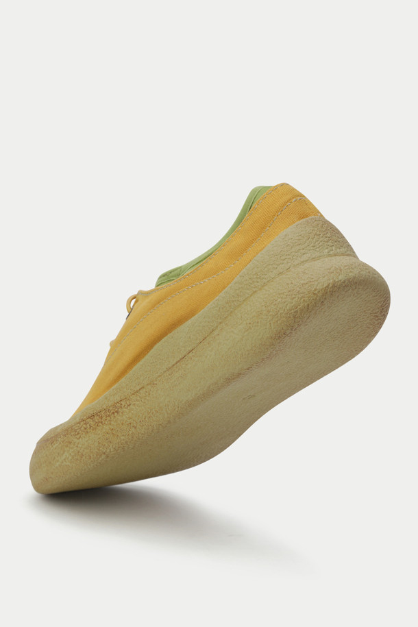 COMMUNS (커먼스) 시그니처 슈즈는 티베트 전통 슈즈에서 영감을 받아 제작된 남성용 신발입니다. 라운드 앞코 디자인에 빈티지 가공 처리로 은은한 멋을 더했으며, 과장된 밑창 디자인이 특징입니다. 일상생활은 물론, 동네 마실룩과 캐주얼, 미니멀, 스트리트 스타일에 매치하기 좋습니다. 브랜드 로고가 새겨진 안창과 지퍼 여밈 양말 구조로 편안함과 스타일을 동시에 만족시킵니다. 사계절 내내 즐겨 신을 수 있는 데일리 슈즈를 경험해 보세요.
