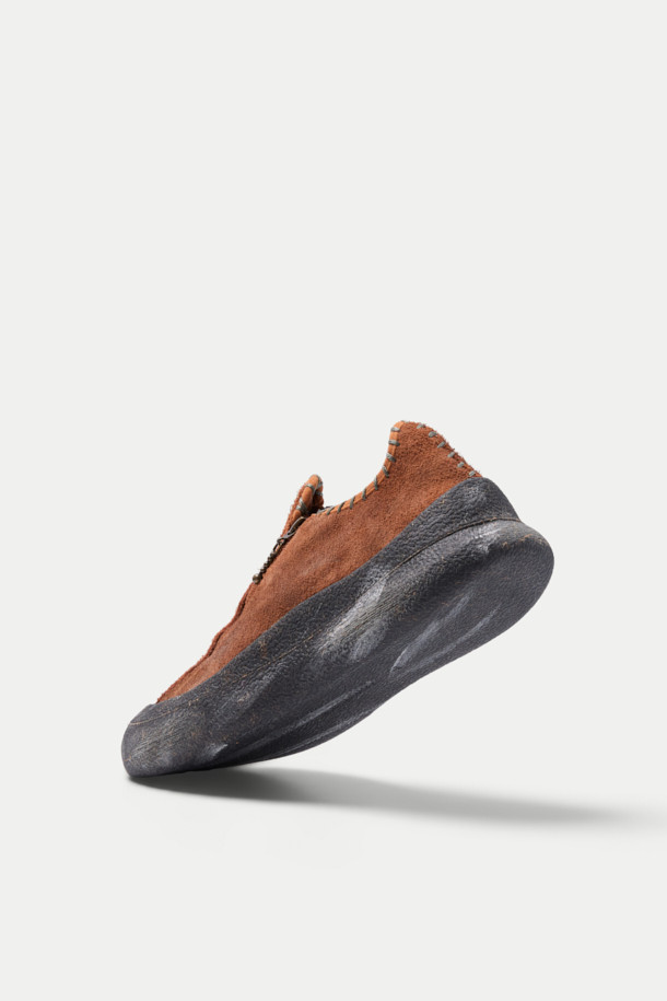 COMMUNS(커먼스) 시그니처 레더 슈즈는 남성용 신발로, 브라운 컬러의 라운드 앞코 디자인이 특징입니다. 부드러운 레더 소재로 제작되었으며, 플랫 굽에 와이드한 발볼로 편안한 착화감을 제공합니다. 일상, 출근룩, 비즈니스 캐주얼에 잘 어울리며, 클래식, 미니멀, 캐주얼 스타일을 연출하기 좋습니다. 전통적인 수공 디테일과 굵은 스티치 디테일이 돋보이며, 로우탑 디자인과 집업 여밈으로 세련된 디자인을 완성했습니다.
