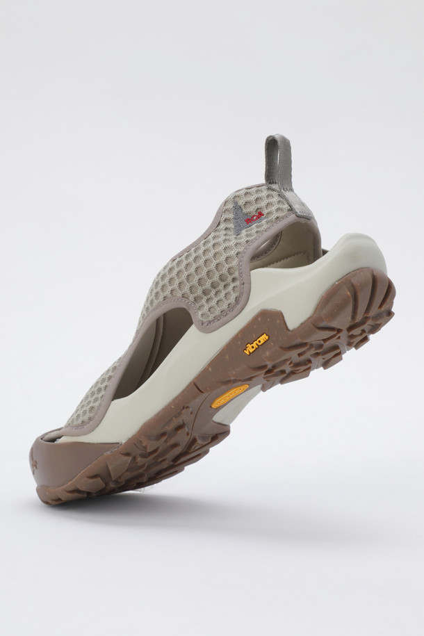 ROA ARPY (로아 아르피)는 남성용 아웃도어 및 일상화로, 시원한 여름철 착용에 적합합니다. 그레이 색상의 무지 디자인으로, 메쉬 소재를 사용하여 통기성을 높였으며, 고무 토캡으로 내구성을 강화했습니다. 벨크로 신발 여밈 방식과 뒷부분 풀러를 장착하여 편안한 착용감을 제공합니다. EVA 미드솔과 Vibram Ecostep 솔은 접지력과 내구성을 높여 활동적인 여름 스타일을 완성합니다. 산책, 여행, 휴가 등 다양한 TPO와 캐주얼, 고프코어, 미니멀 스타일을 즐기는 분들께 추천합니다.
