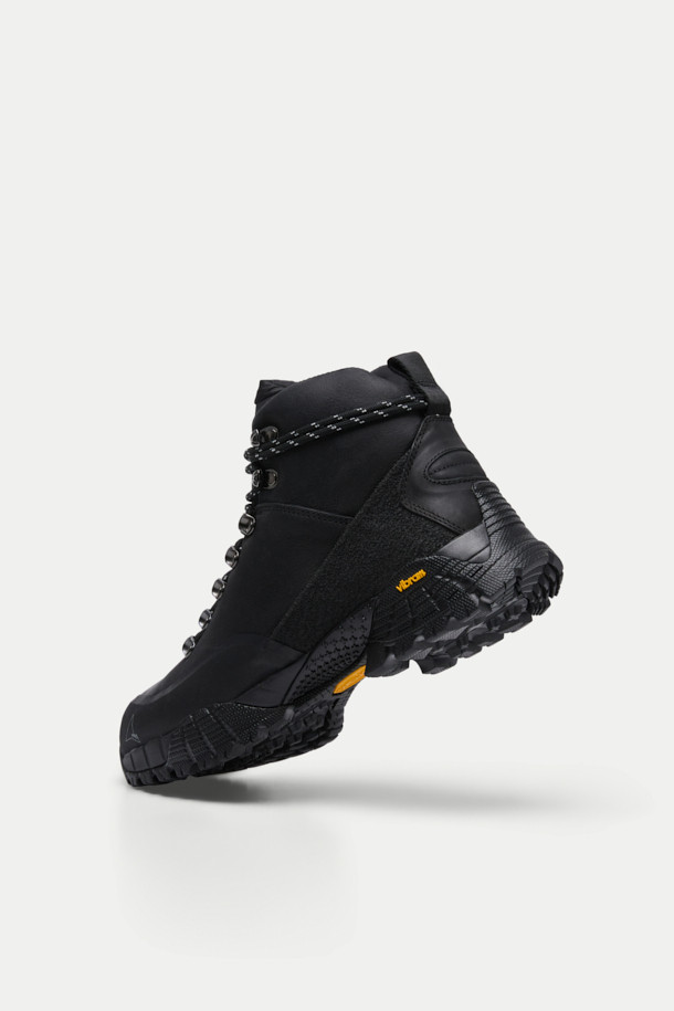 ROA 안드레아스 남성용 하이킹화는 쿠두 가죽과 고무 소재를 사용하여 뛰어난 내구성과 편안한 착용감을 제공합니다. 블랙 컬러의 라운드 앞코 디자인, 하이탑 스타일로 등산룩, 캠핑룩, 여행룩 등 다양한 아웃도어 스타일에 적합합니다. 방수 기능과 미끄럼 방지 기능, Vibram® Megagrip Vybrid 밑창, 러버 토캡으로 하이킹에 최적화되었으며, LWG 인증 가죽을 사용하여 더욱 믿을 수 있습니다. 레이스업 방식으로 조절 가능하며, 여분 신발끈이 함께 제공됩니다. 고프코어, 워크웨어, 캐주얼 스타일을 즐기는 남성에게 추천합니다.
