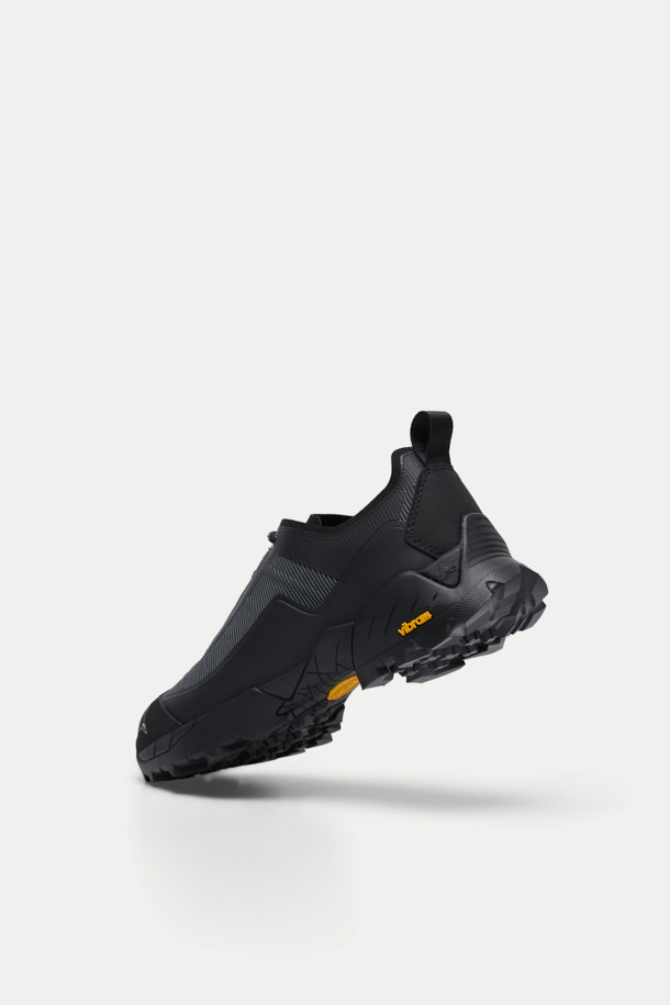 ROA(로아) Katharina Light(카타리나 라이트)는 남성용 하이킹 및 일상화로, 사계절 착용 가능한 블랙 컬러의 라운드 앞코 운동화입니다. 폴리아미드, TPU, 고무, 가죽 등 내구성이 뛰어난 주요 소재를 사용하여 제작되었으며, 낮고 플랫한 굽으로 편안한 착용감을 제공합니다. 메시 안감과 통기성이 우수한 디자인으로 쾌적함을 유지하며, 러버 토캡과 Vibram® Megagrip 아웃솔을 통해 접지력을 강화했습니다. 하이브리드 실루엣과 레이스업 여밈, 로우탑 디자인은 캐주얼, 고프코어, 미니멀 스타일과 잘 어울립니다.
