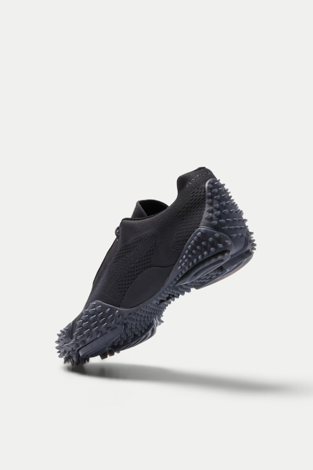 Fumito Ganryu(푸마 겐류) 니트 스니커즈는 미니멀하고 시크한 스타일을 연출하는 남성용 운동화입니다. 슬림한 실루엣에 블랙 컬러, 무지 패턴으로 어떤 룩에도 쉽게 매치할 수 있습니다. 경량의 니팅 어퍼와 슬립온 디자인으로 편안한 착용감을 제공하며, 로우탑 디자인은 발목을 시원하게 드러냅니다. 폴리우레탄, 고무 소재와 플랫 형태의 낮은 굽은 일상적인 출근룩과 산책룩에 적합하며, 리플렉터 코드와 클리어 블랙 솔이 세련된 포인트를 더합니다.
