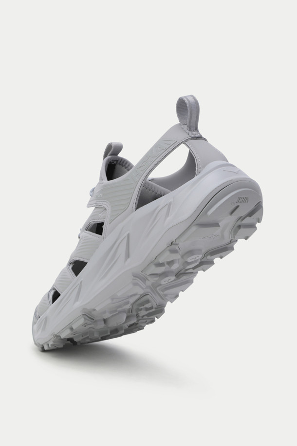 HOKA 호파라 남성 샌들은 하이킹, 러닝, 일상생활에서 모두 활용 가능한 만능 샌들입니다. 그레이 색상의 라운드 앞코 디자인에 4cm 굽 높이의 플랫 샌들로, 네오프렌과 고무 소재를 사용하여 편안함과 내구성을 동시에 잡았습니다. 퀵레이스 방식의 신발 여밈과 무지 패턴으로 깔끔한 스타일을 연출하며, 특히 EVA 미드솔과 4mm 다방향 러그가 적용되어 우수한 쿠셔닝과 뛰어난 그립력을 제공합니다. 방수 기능과 통기성을 갖춰 봄, 여름 시즌 여행룩, 휴가룩, 러닝룩 등 다양한 TPO에 활용 가능하며 캐주얼, 고프코어, 스포티 스타일을 즐기는 남성에게 적합합니다.
