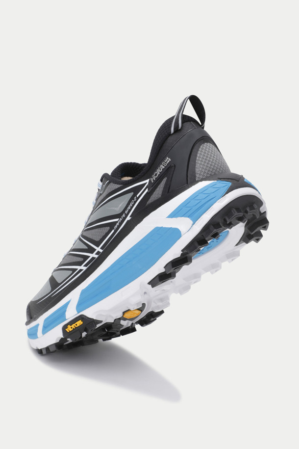 호카 마파테 스피드 2는 남성용 러닝화로, 다양한 아웃도어 활동에 적합합니다. 블랙, 그레이, 블루 색상으로 출시되어 러닝룩, 등산룩, 피트니스룩 등 어떤 스타일에도 잘 어울립니다. 메쉬 소재와 3cm 굽높이로 통기성과 경량성을 제공하며, 대칭형 쿠션 베이스, 로우 프로파일 쿠션, 스피드 프레임 구조, 모노메쉬 스크린 어퍼, TPU 힐 카운터, RMAT 미드솔, Vibram Megagrip 아웃솔 등의 특징을 갖췄습니다. 스포티, 고프코어, 미니멀 스타일을 선호하는 분들께 추천합니다. 접지력이 뛰어나 트레일 러닝과 하이킹 시 안정감을 더합니다.
