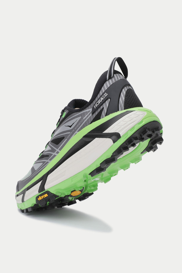 호카 마파테 스피드 2는 남성용 운동화로, 러닝, 트레일러닝, 하이킹에 적합합니다. 그레이, 블랙, 그린 색상으로 출시되었으며, 라운드 앞코에 메쉬와 TPU 소재를 사용하여 통기성과 내구성을 높였습니다. 3cm 통굽 디자인에 대칭형 쿠션 베이스, 로우 프로파일 쿠션, RMAT 미드솔, Vibram Megagrip 아웃솔을 적용하여 쿠셔닝과 접지력을 극대화했습니다. 스포티, 고프코어, 미니멀 스타일 연출에 용이하며, 끈으로 조절하는 방식입니다.
