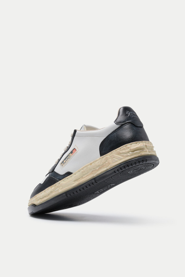 Mihara Yasuhiro (미하라 야스히로)와 AUTRY (오트리)의 협업으로 탄생한 SUP VINT LOW MAN 스니커즈입니다. 남성용으로, 화이트, 블랙, 베이지 세 가지 색상으로 출시되었습니다. 클래식, 미니멀, 캐주얼 스타일을 아우르며 출근룩, 데이트룩 등 다양한 TPO에 활용 가능합니다. 라운드 앞코와 레이스업 디자인, 로우탑 실루엣이 특징이며, 가죽과 고무 소재를 사용하여 내구성과 편안함을 모두 갖췄습니다. 아이코닉한 Medalist (메달리스트) 모델을 재해석하여, 토 부분 마이크로 펀칭 디테일, 텅 부분 자수 라벨, 요철 미드솔, 수작업 공정으로 완성된 솔 등 섬세한 디테일이 돋보입니다.
