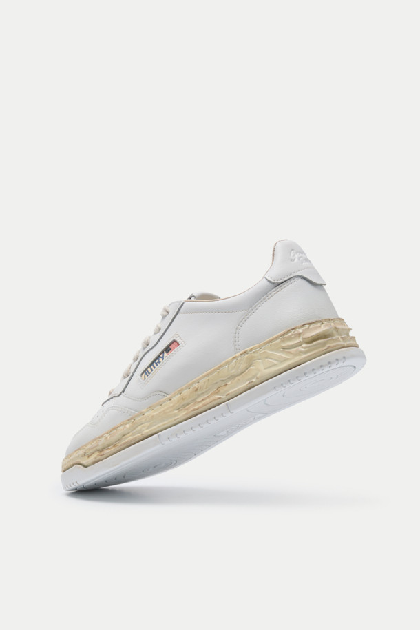 Mihara Yasuhiro x 오트리 SUP VINT LOW MAN은 미니멀, 클래식, 캐주얼 스타일을 아우르는 남성용 화이트 스니커즈입니다. 아이코닉한 Medalist 모델을 재해석하여 라운드 앞코와 레이스업 디자인으로 세련된 핏을 선사합니다. 가죽과 고무 소재를 사용하여 내구성과 편안함을 높였으며, 통기성이 우수하여 쾌적한 착용감을 제공합니다. 토 부분의 마이크로 펀칭 디테일과 텅 부분 자수 라벨이 특징이며, 요철이 있는 미드솔은 우수한 접지력과 내구성을 보장합니다. 봄, 여름, 가을, 계절에 상관없이 일상 속에서 스타일리시하게 연출할 수 있습니다.
