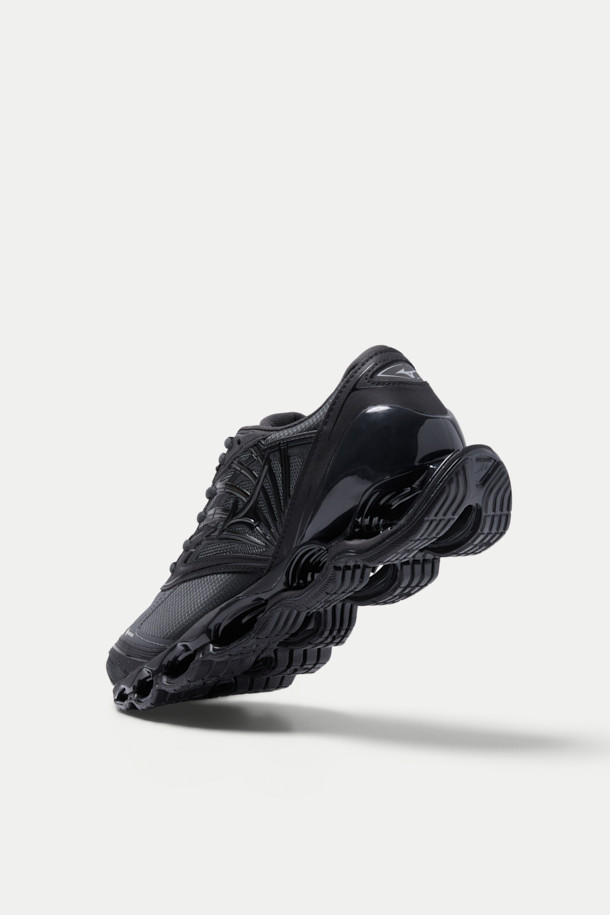 미즈노 웨이브 프로퍼시 LS GTX는 남성용 러닝 및 일상화입니다. 블랙 컬러의 라운드 앞코 디자인으로, 폴리에스터, 고무, EVA, 플라스틱 등의 소재를 사용하여 제작되었습니다. 중간 굽 높이에 통굽 타입으로, 고어텍스 소재를 적용하여 방수 및 생활 방수 기능을 제공하며 통기성 또한 우수합니다. 캐주얼, 미니멀, 스포티한 스타일을 연출하며, 러닝룩과 출근룩에 모두 잘 어울립니다. 끈으로 여미는 로우탑 디자인으로, 사계절 착용 가능합니다.
