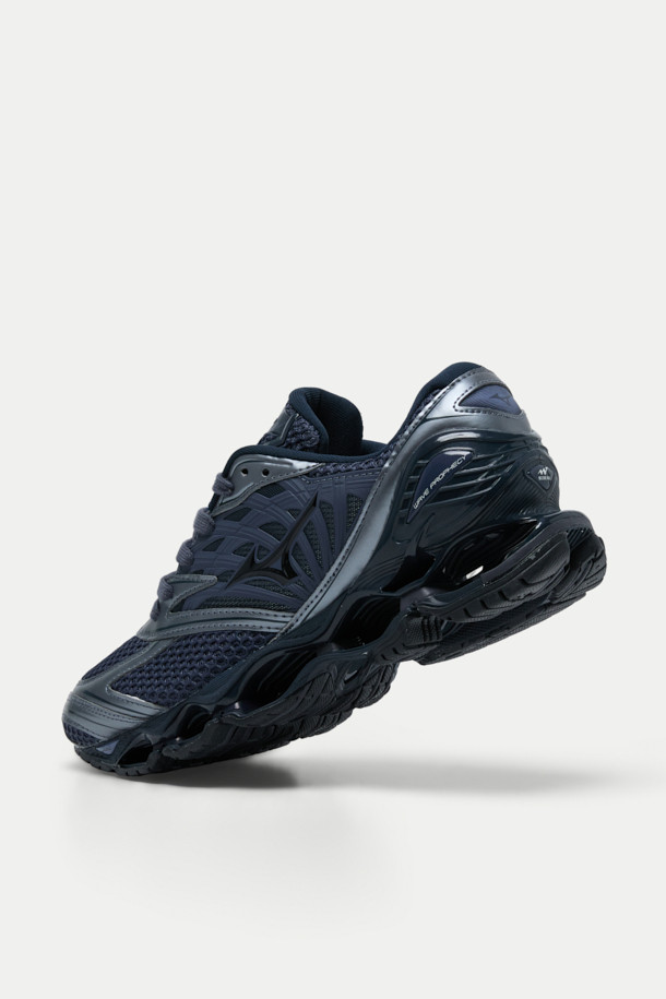 미즈노 웨이브 프로퍼시 LS는 남성용 신발로, 러닝과 일상생활 모두에 적합한 스니커즈입니다. 네이비와 실버 컬러 조합, 라운드 앞코 디자인, 그리고 무지 패턴으로 스포티, 캐주얼, 미니멀 스타일을 연출합니다. 메쉬 및 TPU 소재를 사용하여 통기성이 뛰어나며, 발볼은 일반 핏입니다. 특히 INFINITY WAVE 기술을 적용하여 편안한 착용감을 제공하며, Y2K 무드를 살린 실버 메탈릭 마감이 돋보입니다.
