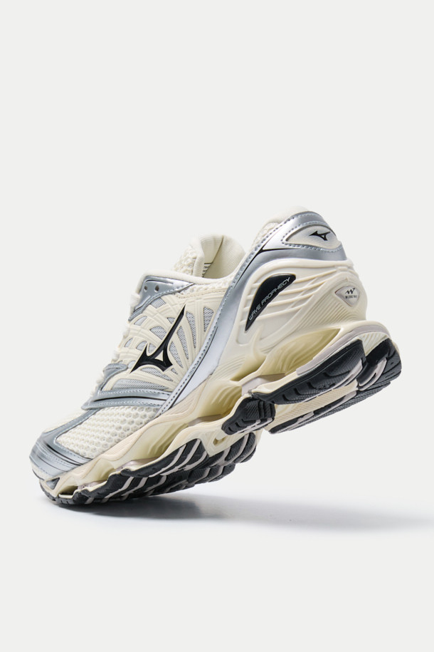 미즈노 웨이브 프로퍼시 LS는 Y2K 무드를 담아낸 남성용 러닝화입니다. 실버와 화이트 컬러의 조화가 돋보이며, 오픈 메쉬 소재를 사용하여 뛰어난 통기성을 제공합니다. INFINITY WAVE 기술을 적용하여 편안한 착용감을 선사하며, 실버 메탈릭 마감으로 스포티한 스타일을 강조합니다. 러닝룩에 완벽하게 어울리는 이 신발은 사계절 내내 활용 가능합니다.
