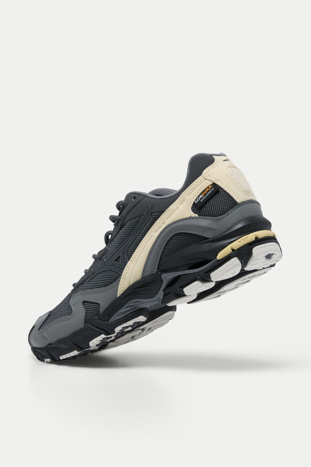 미즈노 웨이브 라이더 10 코듀라 남성 운동화는 러닝과 일상생활 모두에 적합한 신발입니다. 블랙, 그레이, 베이지 세 가지 색상으로 출시되었으며, 라운드 앞코에 끈으로 여미는 디자인입니다. 내구성이 뛰어난 X-10 아웃솔과 코듀라 메쉬 소재, 가죽 오버레이 디자인을 사용하여 스포티하면서도 미니멀한 스타일을 연출합니다. 사계절 모두 착용 가능하며, 뛰어난 접지력과 내구성을 제공하여 활동적인 라이프스타일을 지원합니다. 러닝룩, 캐주얼룩에 다양하게 활용할 수 있습니다.
