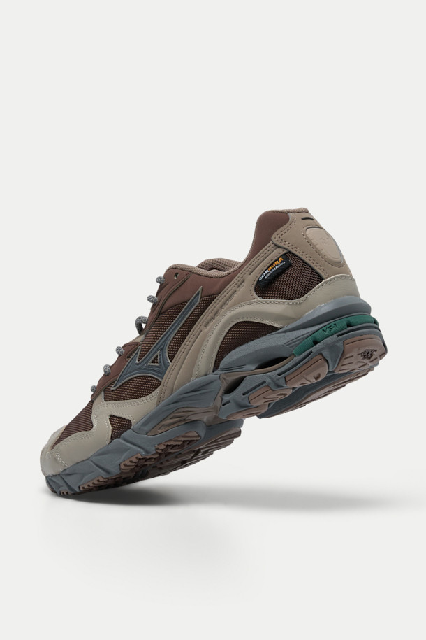 미즈노 웨이브 라이더 10 코듀라 남성 운동화는 러닝, 아웃도어 활동, 일상에서 폭넓게 활용 가능한 신발입니다. 브라운, 그레이, 블루 세 가지 색상으로 출시되었으며, 사계절 모두 착용 가능합니다. 라운드 앞코에 코듀라 메쉬와 가죽 소재를 사용하여 제작되었으며, 플랫 굽과 끈으로 간편하게 조절할 수 있습니다. 내구성이 뛰어난 X-10 아웃솔과 우수한 접지력을 제공, 멀티 컬러 아웃솔 디자인으로 스포티한 룩을 연출합니다. 러닝룩, 산책룩, 캐주얼, 미니멀, 스포티 스타일을 즐기는 남성에게 추천합니다.
