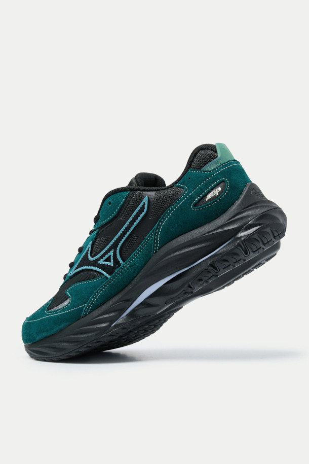 미즈노 웨이브 라이더는 남성용 운동화로, 러닝과 일상생활 모두에 적합한 신발입니다. 그린과 블랙 색상으로 출시되어 다양한 스타일 연출이 가능하며, 스웨이드, 메쉬, 고무를 주요 소재로 사용하여 편안함과 내구성을 동시에 제공합니다. 캐주얼, 스포티, 미니멀 스타일을 소화하며, 반사 디테일과 WR26 아웃솔, 힐 스포일러 구조는 기능성을 더합니다. 부드러운 접지감으로 편안한 러닝룩을 완성해 보세요.
