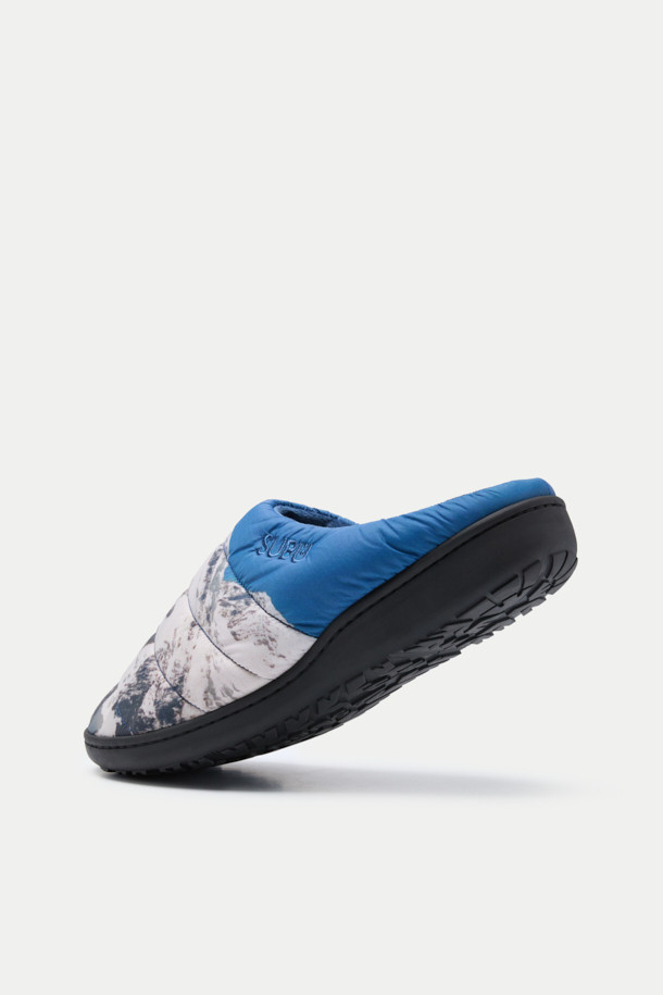 NANGA PARBAT WINTER SANDAL(난가 파르바트 윈터 샌들)은 추운 겨울에도 따뜻하고 스타일리시하게 연출할 수 있는 남성용 샌들입니다. 부드러운 플리스 안감과 4중 구조 쿠션 인솔이 편안한 착용감을 제공하며, 발을 포근하게 감싸줍니다. 나일론, 합성 고무, 플리스 소재로 제작되었으며, 라운드 앞코에 슬립온 디자인으로 편리하게 신고 벗을 수 있습니다. SUBU 콜라보레이션으로 제작되었으며, 이시카와 나오키 사진 프린트가 돋보이는 캐주얼, 미니멀, 고프코어 스타일의 샌들입니다. 집콕룩, 여행룩, 캠핑룩 등 다양한 TPO에 활용할 수 있으며, 블랙, 블루, 화이트 3가지 색상으로 출시되었습니다.
