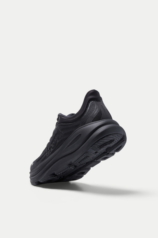 호카 본디 9 (Hoka M BONDI 9) 남성 러닝화는 블랙 컬러의 라운드 앞코 디자인으로, 러닝과 워킹에 최적화된 신발입니다. 메쉬 소재를 사용하여 통기성을 높였으며, 쿠션성과 충격 흡수 기능으로 편안한 착용감을 제공합니다. 통굽 디자인과 끈으로 여미는 스타일로, 스포티, 미니멀, 캐주얼 룩에 모두 잘 어울립니다. 사계절 내내 착용 가능하며, 발의 피로도를 줄여주는 기능성 워킹화로 활용할 수 있습니다.
