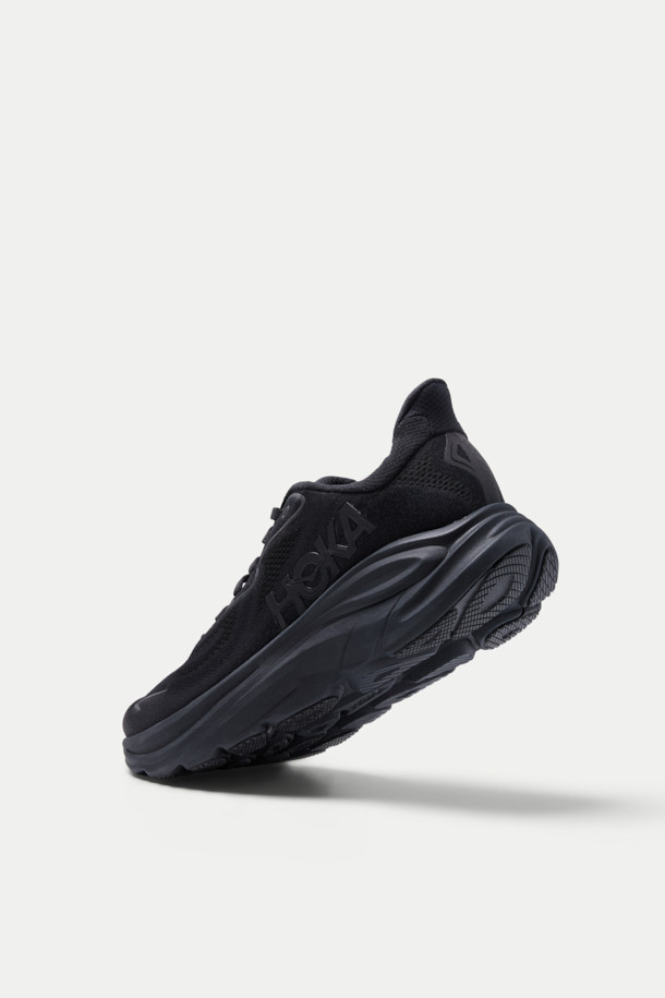 호카(Hoka) M 클리프톤 10은 남성용 러닝화로, 블랙 컬러의 무지 디자인이 특징입니다. 라운드 앞코와 레이스업 방식의 신발 여밈, 로우탑 디자인으로 스포티, 미니멀, 캐주얼 스타일을 연출합니다. EVA 폼 미드솔과 초경량 설계, 뛰어난 쿠셔닝, 통기성, 내구성, 내마모성을 갖춰 러닝과 일상생활 모두에 적합합니다. 이중 잠금 레이스 시스템으로 안정적인 착용감을 제공하며, 사계절 모두 착용 가능합니다. 러닝룩 연출에 적합하며, 편안함과 스타일을 동시에 원하는 남성에게 추천합니다.
