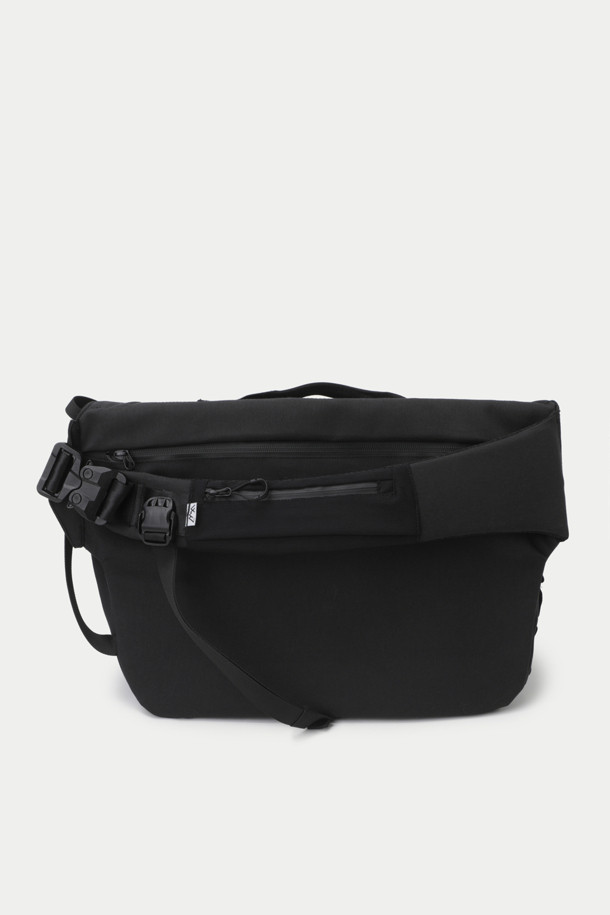 CMF 메신저 백은 테크니컬 및 밀리터리 스타일을 기반으로, 출근룩과 캐주얼, 미니멀 스타일을 추구하는 남성 고객에게 적합한 가방입니다. 블랙 색상의 무지 디자인, 미디엄 사이즈의 나일론 소재로 제작되었으며, 15.6인치 PC 수납이 가능하여 실용성을 높였습니다. 방수 기능과 경량 설계로 일상 및 아웃도어 활동에 적합하며, ITW NEXUS COBRA 버클과 DURAFLEX 버클을 사용하여 견고함과 스타일을 동시에 잡았습니다. 3점 벨트 시스템, PK in PK 포켓, 매거진 포켓 등의 특징을 갖춘 사각 형태의 메신저 백입니다.
