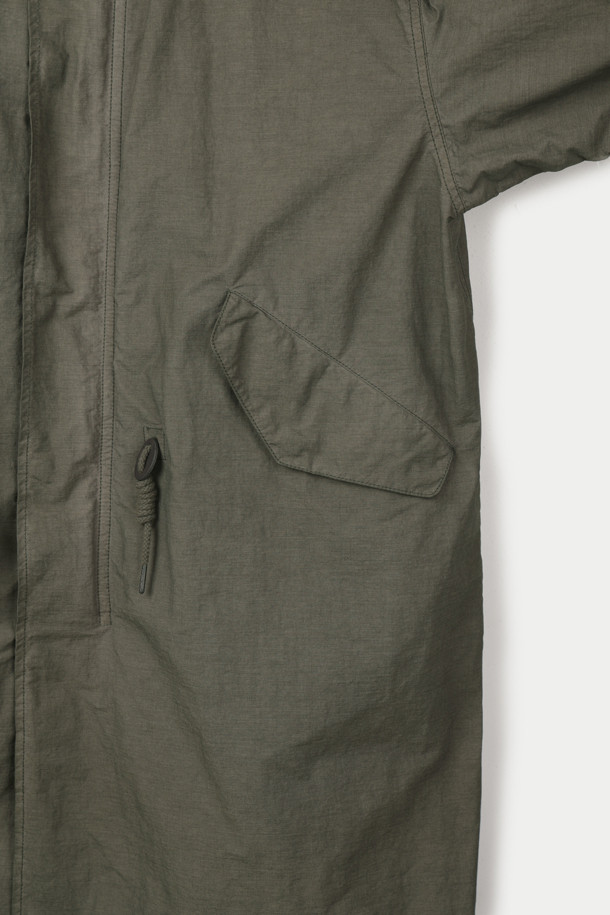 다잉 모즈코트는 밀리터리 스타일과 미니멀한 디자인을 결합한 아우터입니다. 가을, 겨울 시즌에 어울리는 두꺼운 두께감으로 보온성을 높였으며, 부드러운 촉감이 특징입니다. 카키와 올리브 두 가지 색상으로 출시되었으며, 탈부착 가능한 후드와 퀼팅 내피를 포함하여 실용성을 더했습니다. 가먼트 다잉 가공과 피치 가공을 통해 은은한 멋을 더했고, 세미 오버핏으로 편안한 착용감을 선사합니다. 출근룩, 미니멀, 클래식, 워크웨어 스타일을 즐겨 입는 분들께 추천합니다.
