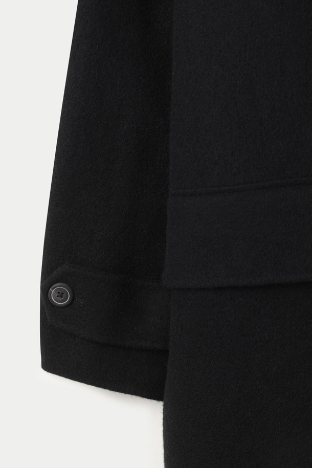 이번 겨울, 당신의 스타일을 완성할 롱 발마칸 핸드메이드 코트입니다. 차분한 색감의 무지 디자인으로, 미니멀하고 시크한 스타일을 연출하기에 좋습니다. 울과 알파카 혼방 소재로 제작되어 부드러운 촉감과 함께 뛰어난 보온성을 제공하며, 두꺼운 두께감으로 한겨울에도 따뜻하게 착용 가능합니다. 오버핏 디자인과 롱 기장으로 편안함과 스타일리시함을 동시에 잡았으며, 가볍고 유연한 착용감, 절제된 디테일이 특징입니다. 데일리룩, 출근룩, 모임룩 등 다양한 TPO에 활용하여 클래식하면서도 세련된 겨울 코디를 완성해 보세요.
