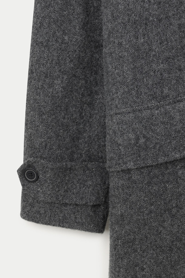 세련된 무드의 투톤 발마칸 핸드메이드 코트입니다. 그레이 투톤 컬러로, 겨울철 데일리룩, 오피스룩, 모임룩 등 다양한 TPO에 활용하기 좋습니다. 울과 알파카 혼방 소재로 제작되어 부드러운 촉감과 두꺼운 두께감으로 따뜻하게 착용할 수 있습니다. 핸드메이드 봉제, 가벼운 착용감, 여유로운 숄더라인, 간결한 포켓 구성이 특징이며, 오버핏으로 미니멀하고 시크한 스타일을 연출합니다. 리버서블 디자인으로 활용성을 높였습니다.
