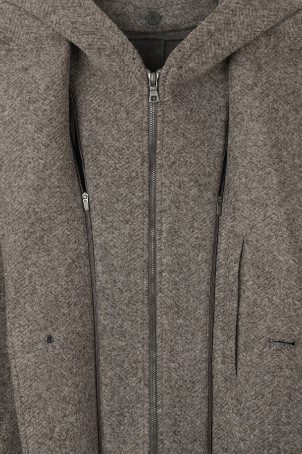 세련된 남성분들을 위한 울저지 후드패널 코트입니다. 이탈리아 LANIFICIO ROMA 원단을 사용하여 고급스러움을 더했으며, 부드러운 촉감과 두꺼운 두께로 뛰어난 보온성을 자랑합니다. 탈부착 가능한 후드와 네오프렌 본딩, 스트레치성이 더해져 편안한 착용감을 선사합니다. 무릎 기장의 세미오버핏 또는 루즈핏으로, 그레이 및 멜란지 컬러의 무지 패턴이 미니멀하고 모던한 스타일을 연출합니다. 출근룩, 비즈니스 캐주얼, 모임룩 등 다양한 TPO에 클래식, 미니멀, 시크한 무드로 활용하기 좋습니다.
